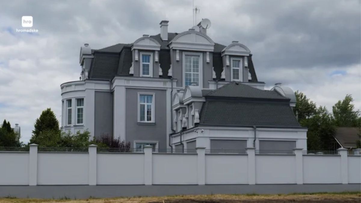 Сім'я підполковника поліції орендує маєток за 750 тис. доларів та має елітний автопарк