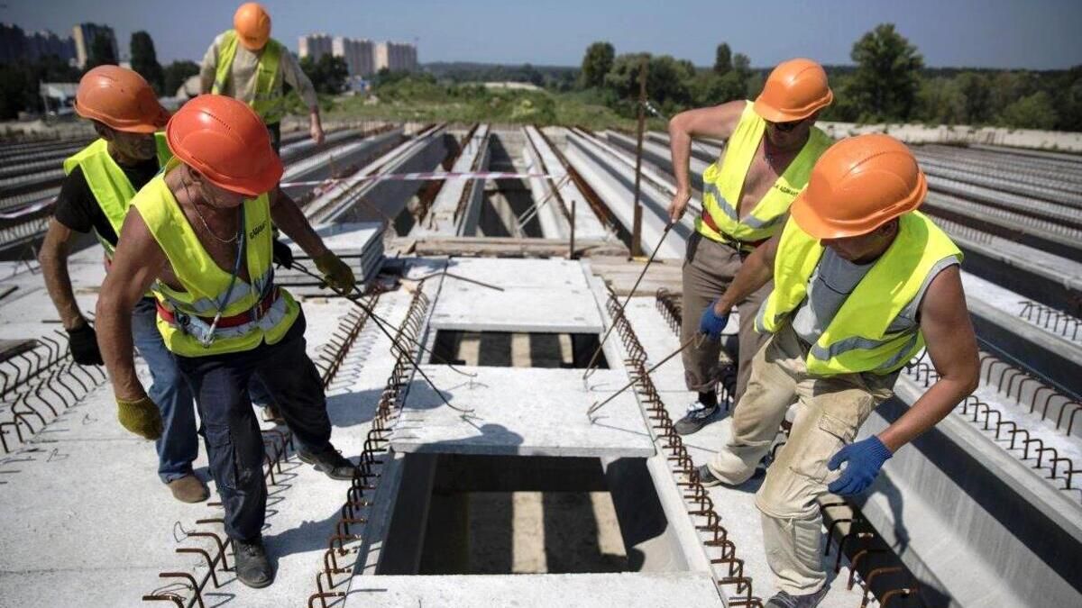 Мінімальна зарплата будівельників зросте: коли саме і на скільки