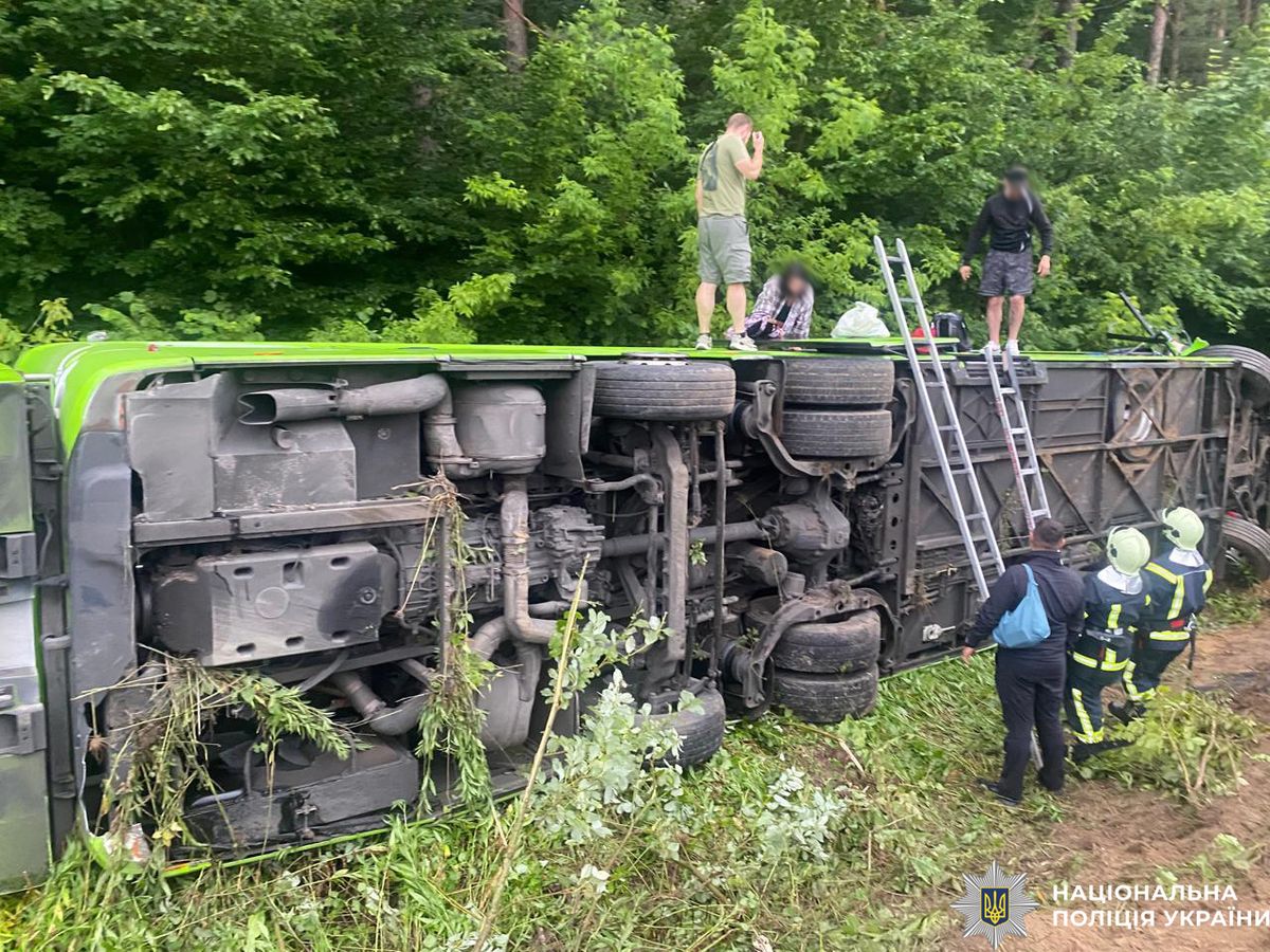 На Львівщині туристичний автобус зіткнувся з легковим авто, є постраждалі