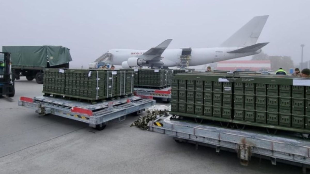 США вже відновили деякі поставки озброєння для України після паузи, – Reuters