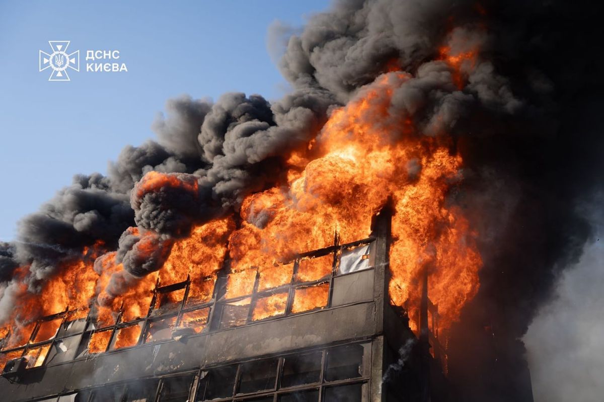 Під час десятигодинної атаки росіяни випустили по Україні понад 400 дронів та ракет