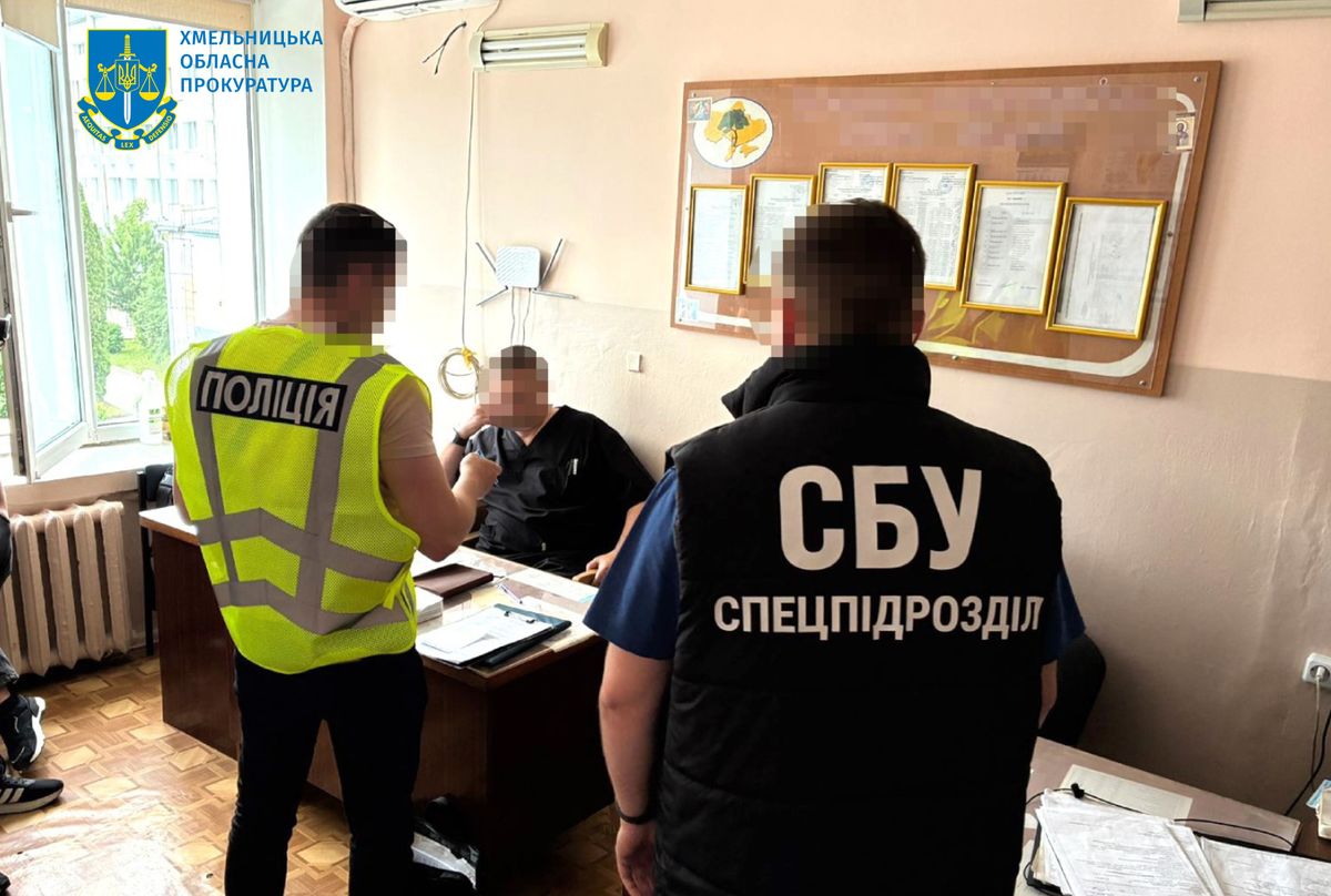  Хмельницького травматолога викрили на  6000 доларів хабаря від ухилянта