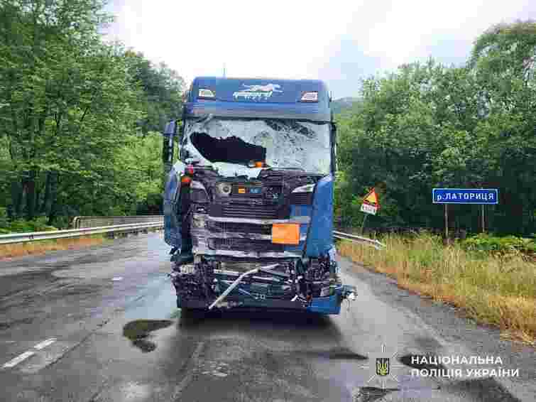 На Закарпатті внаслідок зіткнення вантажівок загинув пенсіонер