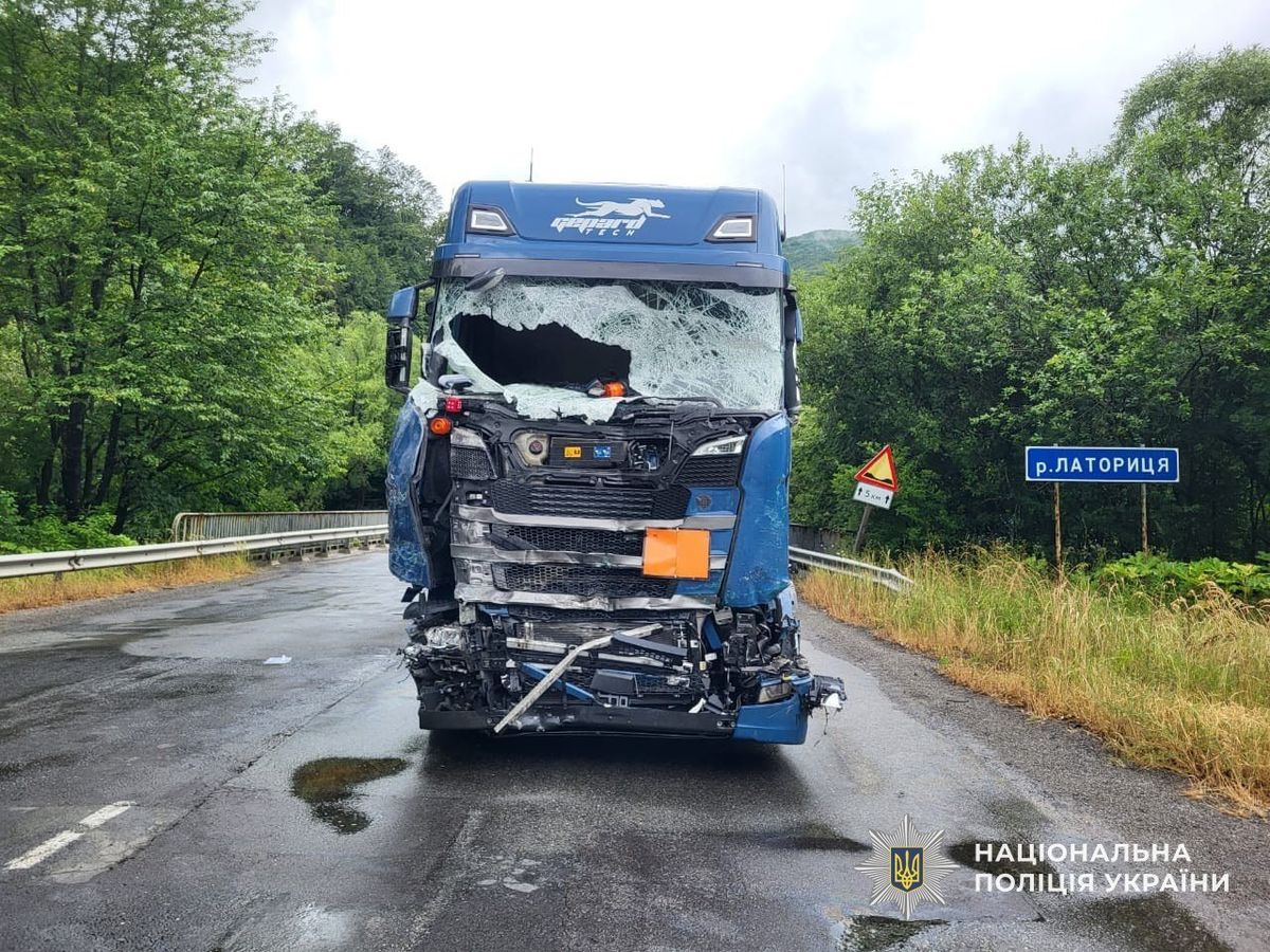 На Закарпатті внаслідок зіткнення вантажівок загинув пенсіонер