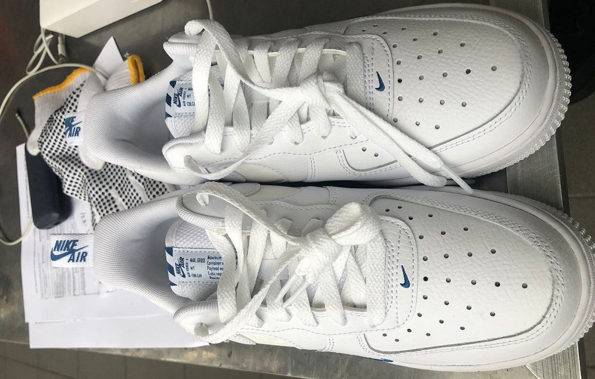 Львівські митники вилучили у водія рейсового автобуса 229 пар кросівок Nike