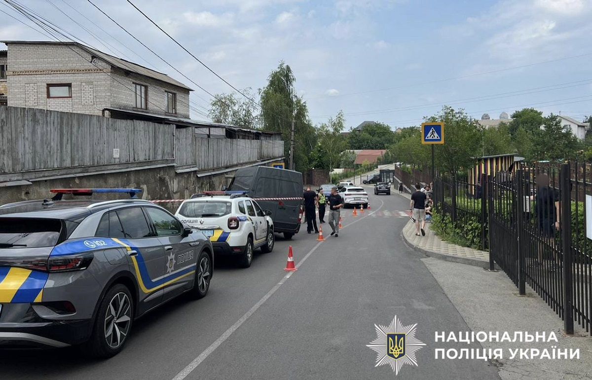 На Київщині мікроавтобус без водія наїхав на 9-річного хлопчика, дитина загинула