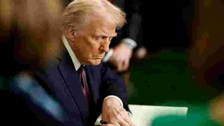 Дональд Трамп вперше передасть Україні зброю напряму з американських складів, – Reuters