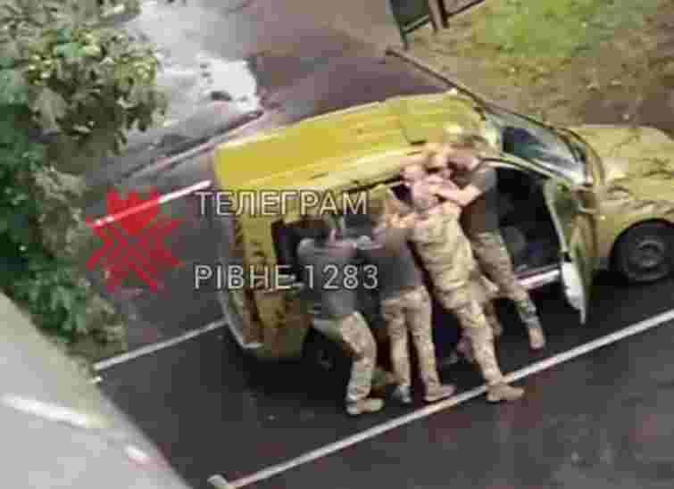 У ТЦК прокоментували силове затримання 50-річного чоловіка у Рівному