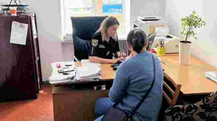 Аферистка із Прикарпаття виманила у трьох військових понад 450 тис. грн