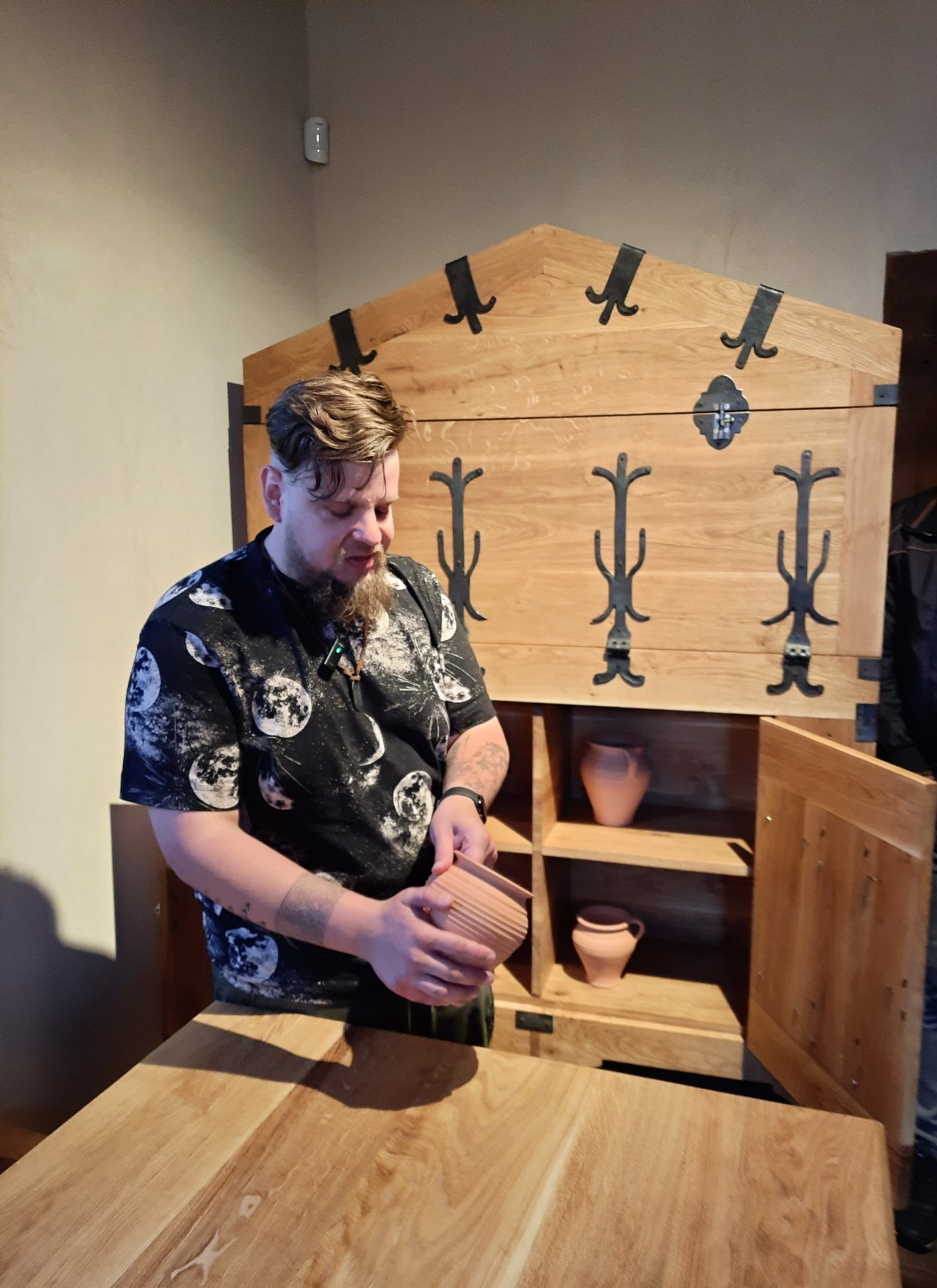 Нестор Рибчинський показує копії середньовічних артефактів