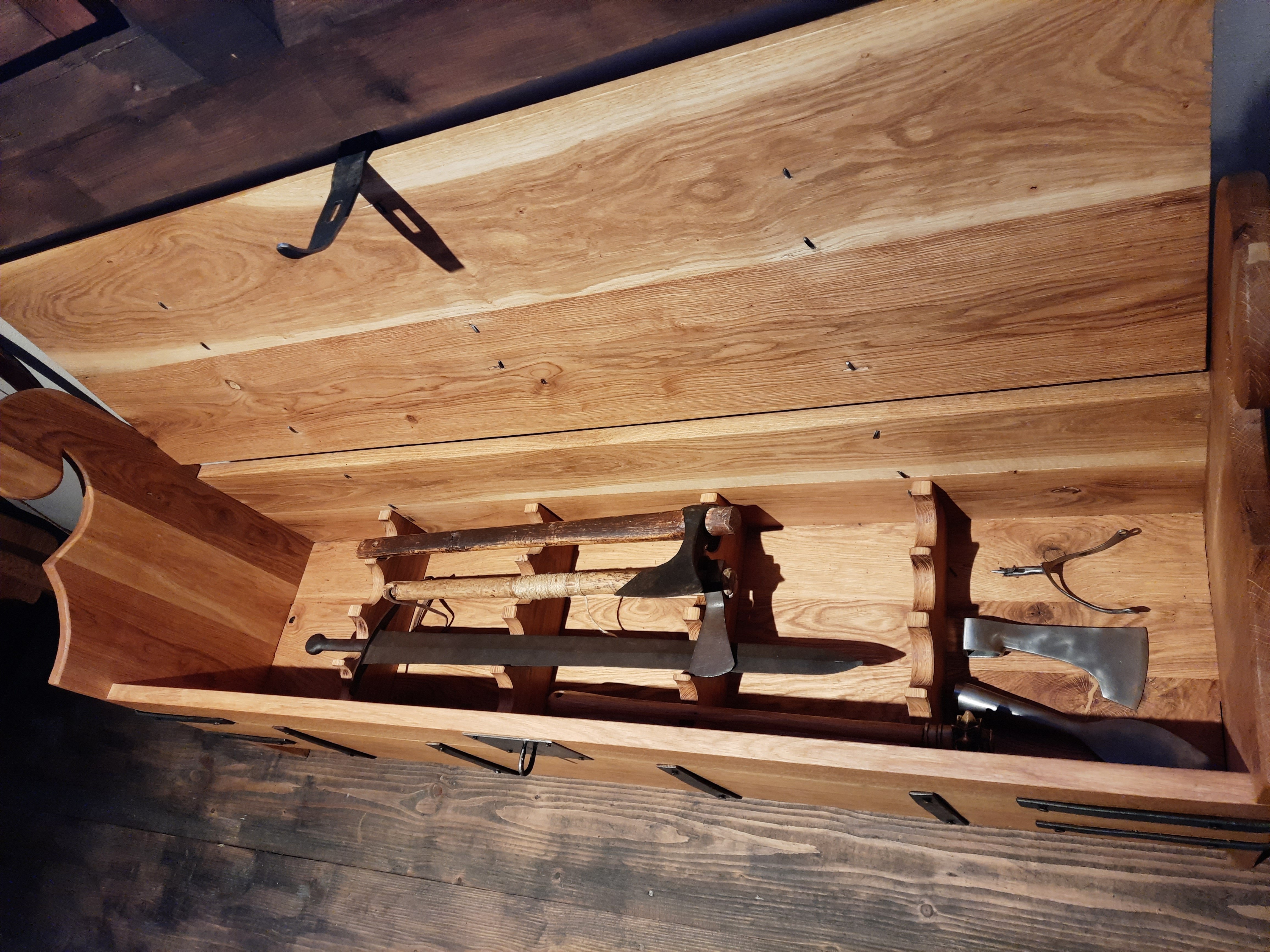 Скриня зі зброєю