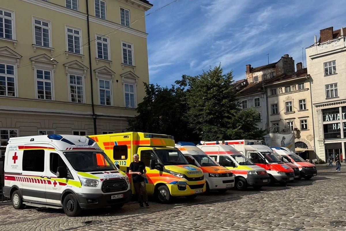 Велосипедисти з Німеччини супроводили до Львова автомобілі «швидкої» для українських військових