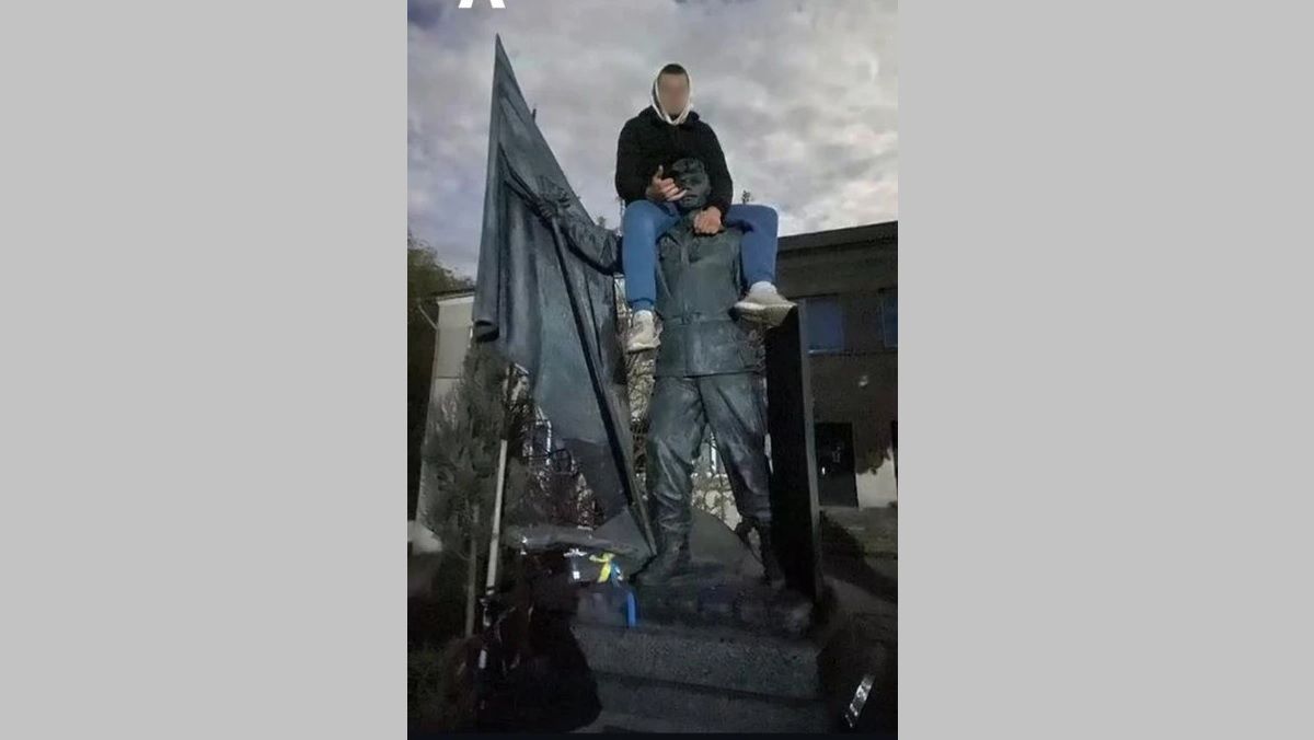 На Тернопільщині 16-річний хлопець виліз на пам'ятник Герою Небесної Сотні 