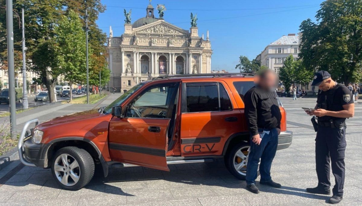 Іноземець на кросовері заїхав на пішохідну площу перед Оперним театром у Львові