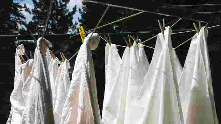 Відіпрати кров з одягу реально: ефективні способи та що не можна робити в жодному разі