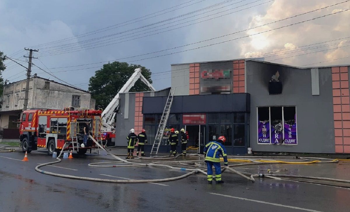 У Радехові спалахнула масштабна пожежа в місцевому супермаркеті