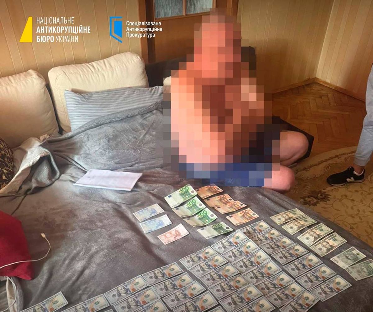 На Волині НАБУ викрило голову райсуду зі спільником на хабарі