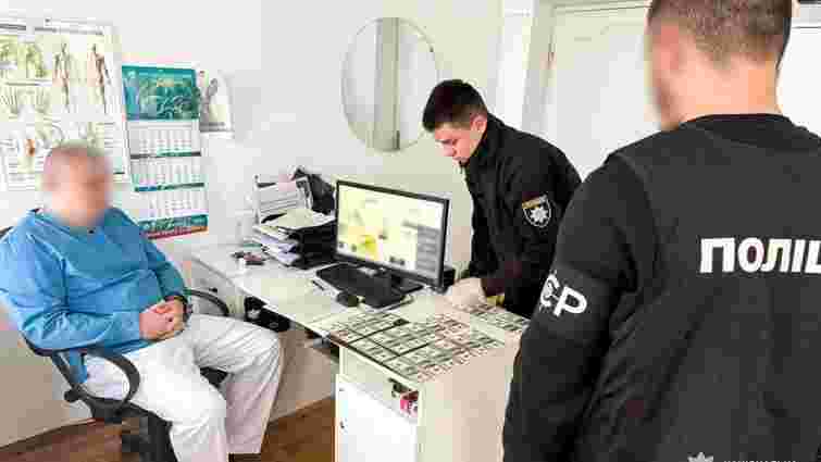 Суд оштрафував травматолога з Рівненщини за хабар від пацієнтки 