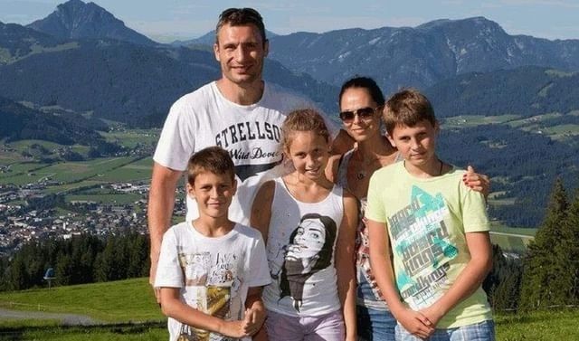 Віталій Кличко з дружиною та дітьми