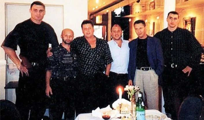 Брати Клички у компанії авторитета «Рибки» (другий ліворуч)