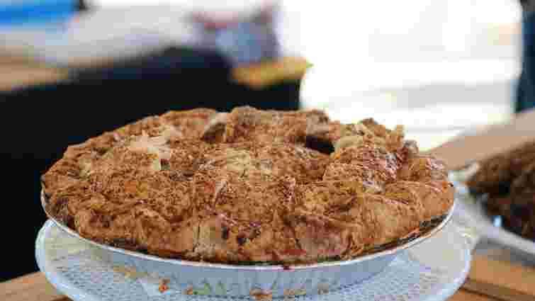 Мигдалевий пиріг з абрикосами. Рецепт дня 
