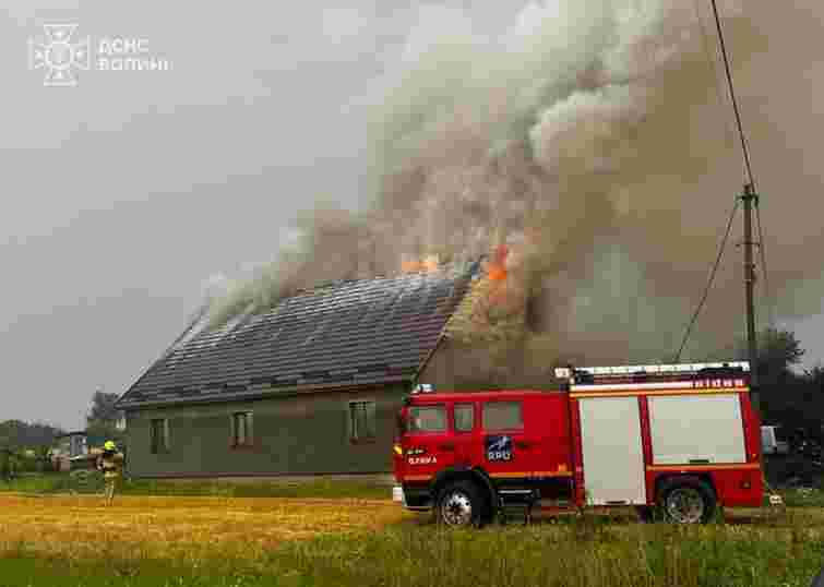 На Волині блискавка спалила будинок, де перебувала жінка з трьома дітьми