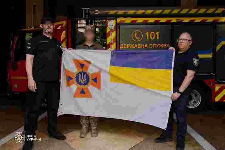 Рятувальникам передали державний прапор ДСНС з Донеччини, який вони сховали перед окупацією