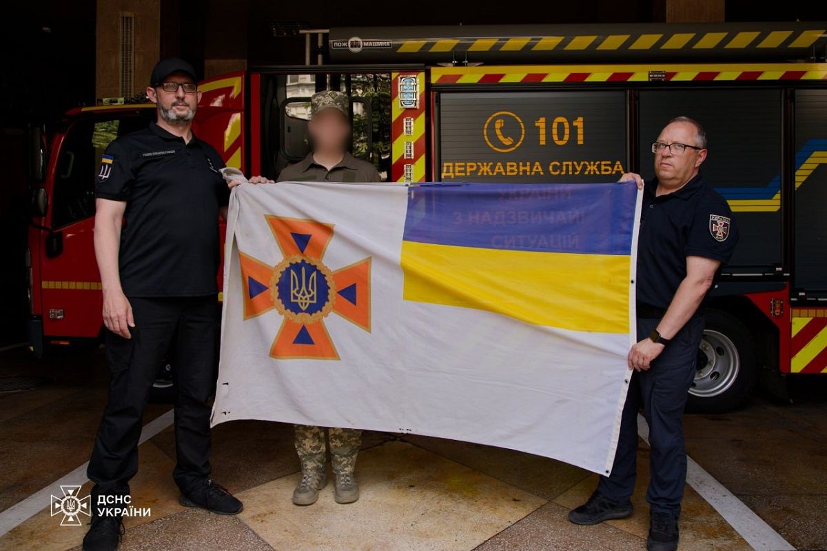 Рятувальникам передали державний прапор ДСНС з Донеччини, який вони сховали перед окупацією