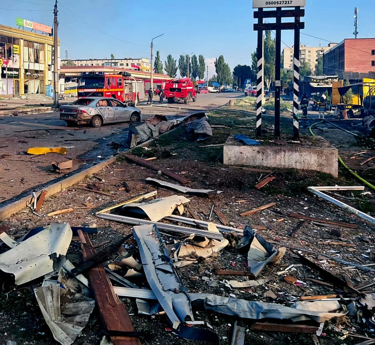 Росіяни вдарили по торговому центру у середмісті Добропілля, загинули двоє людей