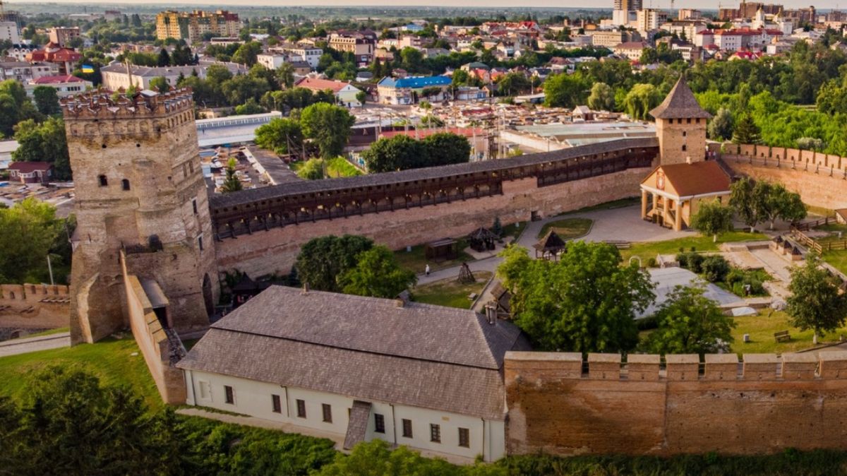 Вісім кольорів Луцька: підбірка визначних памʼяток від туристичного центру