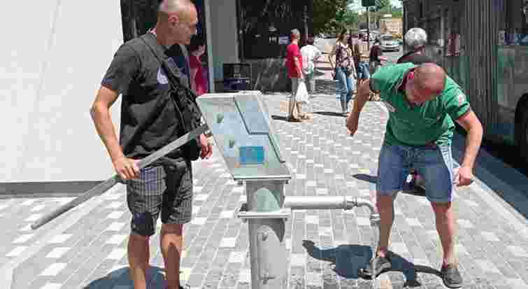 Через масштабну аварію на колекторі в Тернополі почали розвозити питну воду