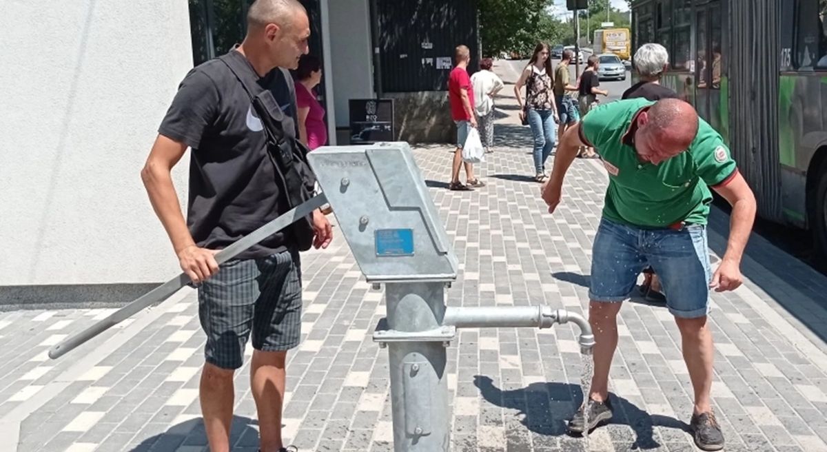 Через масштабну аварію на колекторі в Тернополі почали розвозити питну воду