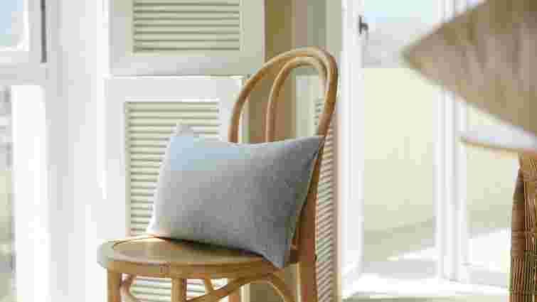 Без пральної машинки: як швидко позбутися запаху і плям на подушці Без пральної машинки: як швидко позбутися запаху і плям на подушці