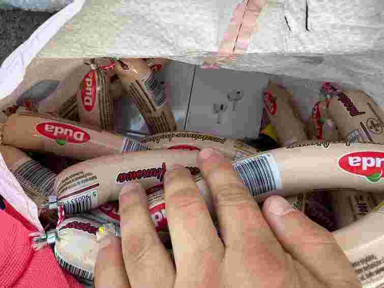 Волинські митники викрили приховану під ковбасою контрабанду світових брендів 