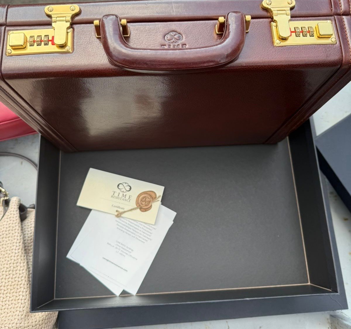 Водійка мікроавтобуса намагалася ввезти дороговартісні речі з Польщі (фото митниці)