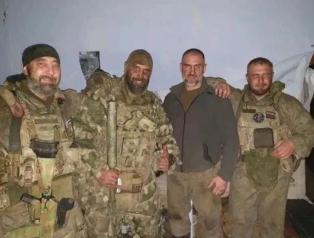 На фото Нестеров (другий праворуч) разом із російськими військовими