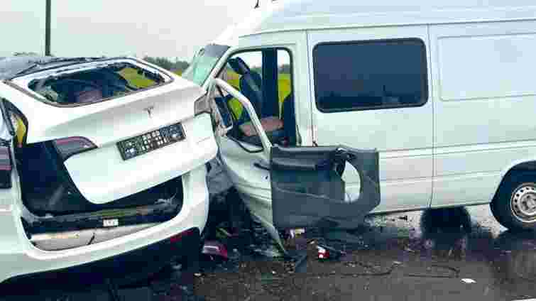 Внаслідок зіткнення Tesla і Mercedes біля Франківська є загиблий і травмовані