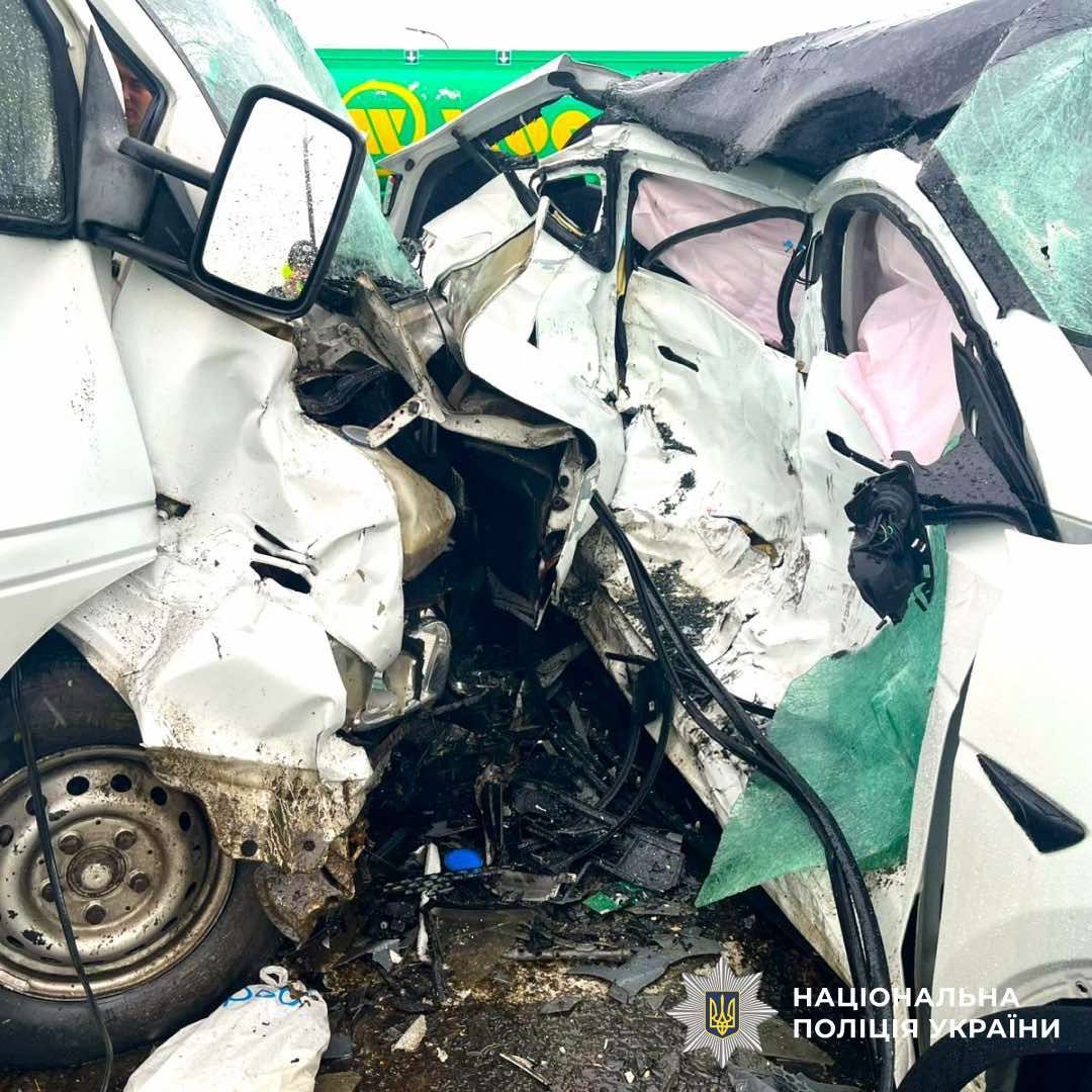 Водій Tesla загинув на місці, а водія та пасажира Mercedes госпіталізували