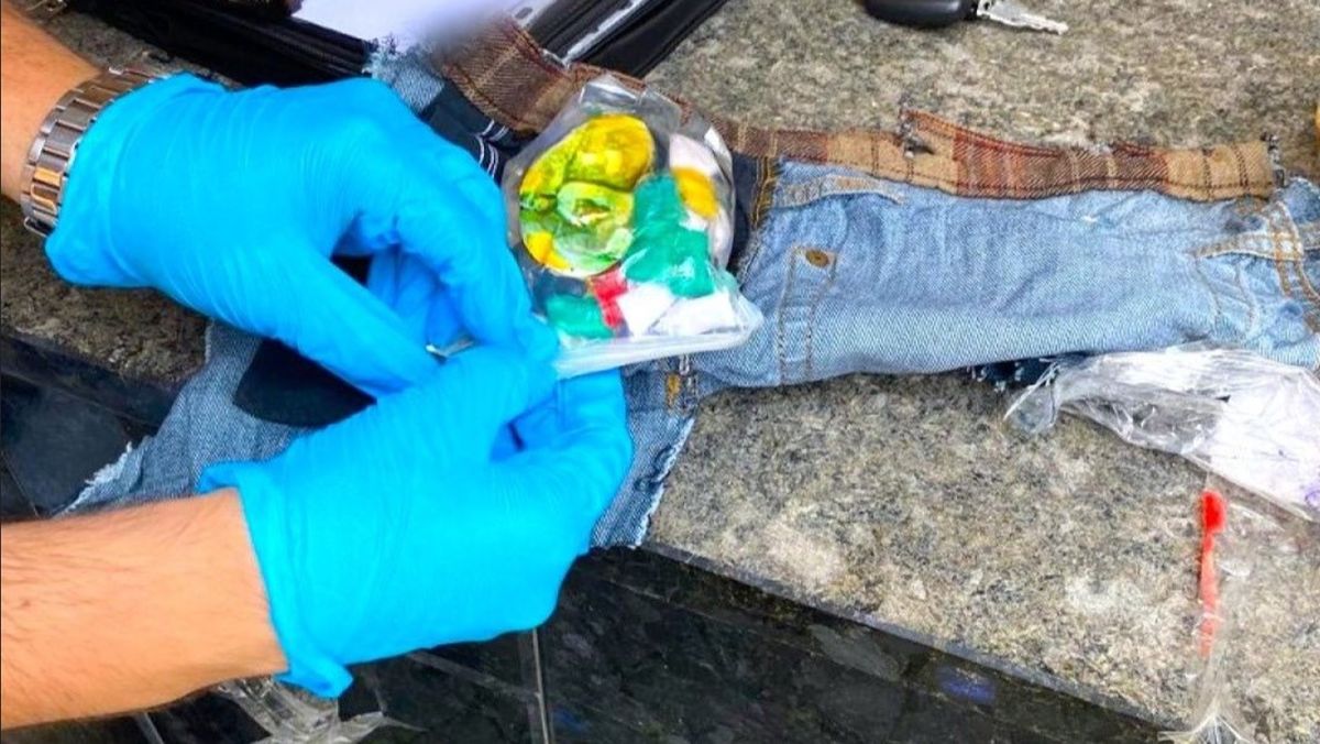 У Коломиї затримали 18-річного наркодилера, який робив закладки по всьому місту