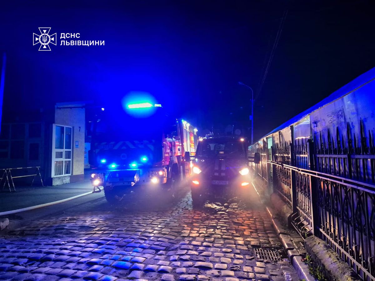 Уночі у Львові виникла пожежа на Привокзальному ринку
