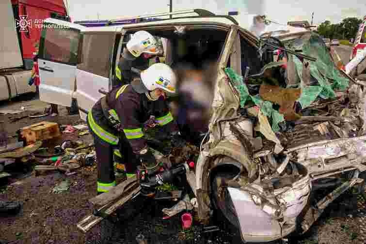 На Тернопільщині зіткнулися мікроавтобус й вантажівка, троє загиблих