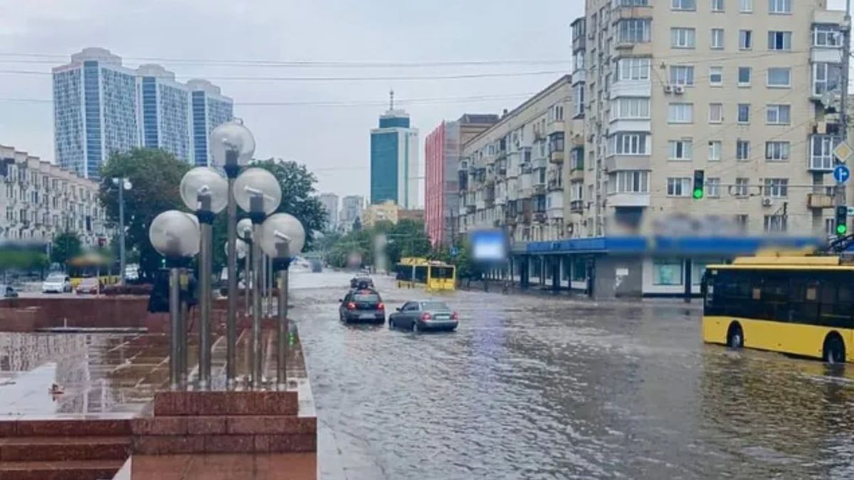 У Києві через потужну зливу затопило кілька районів