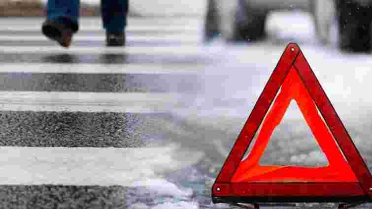 На Львівщині водій позашляховика Volvo заднім ходом на смерть збив 35-річного пішохода На Львівщині водій позашляховика Volvo заднім ходом на смерть збив 35-річного пішохода