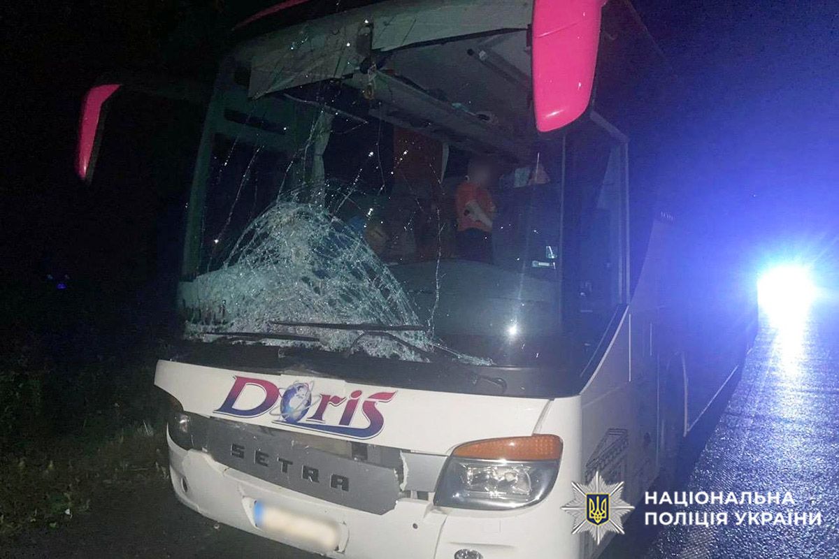 На Хмельниччині туристичний автобус збив на смерть 28-річного чоловіка