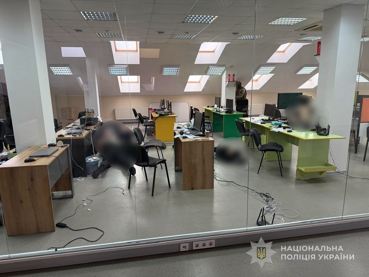 Правоохоронці провели девʼять санкціонованих обшуків, зокрема, в офісі шахраїв (фото поліції)