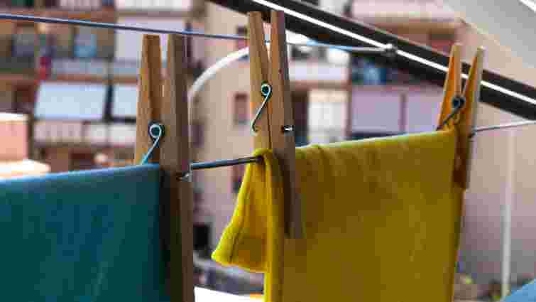 Одяг можна врятувати: як відчистити його від плісняви і цвілі