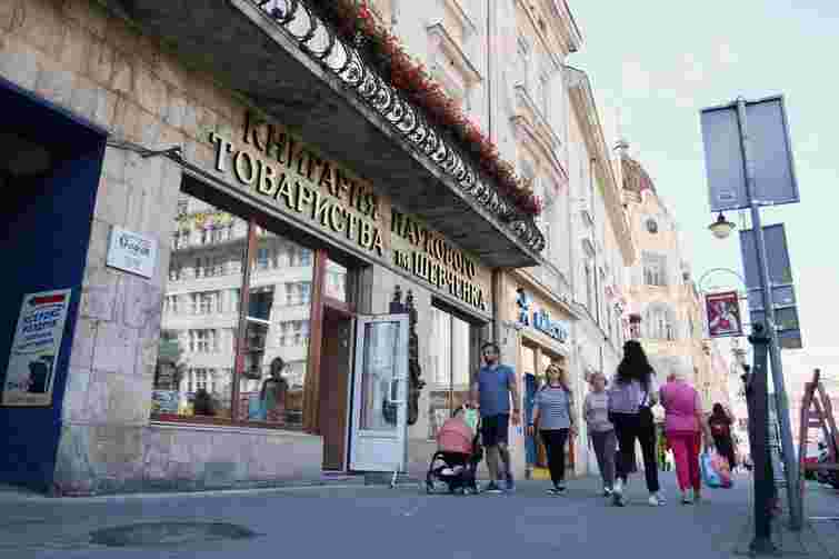 На фасад львівської книгарні Наукового товариства Шевченка повернули історичну вивіску