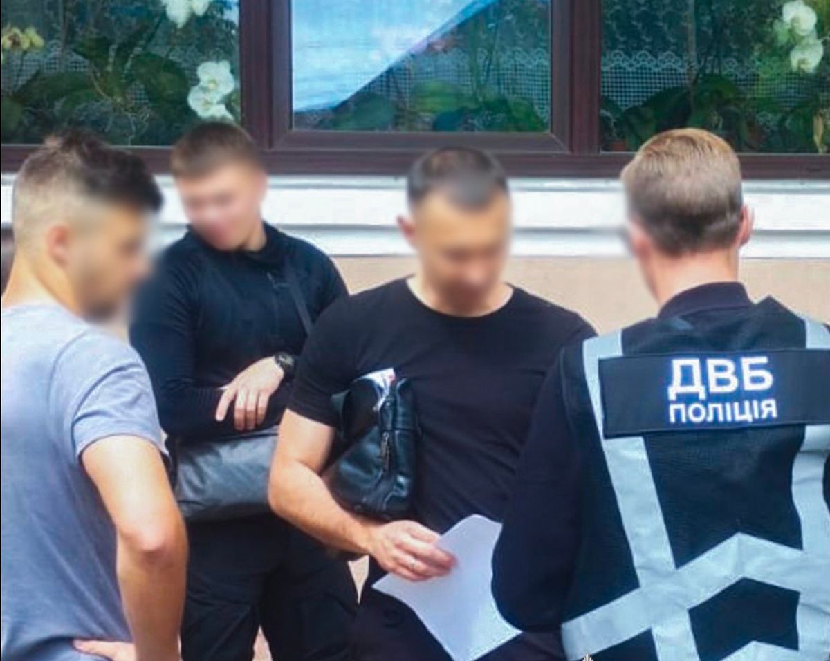 Мешканці Рівненщини через навушники допомагали клієнтам здавати іспити з водіння 