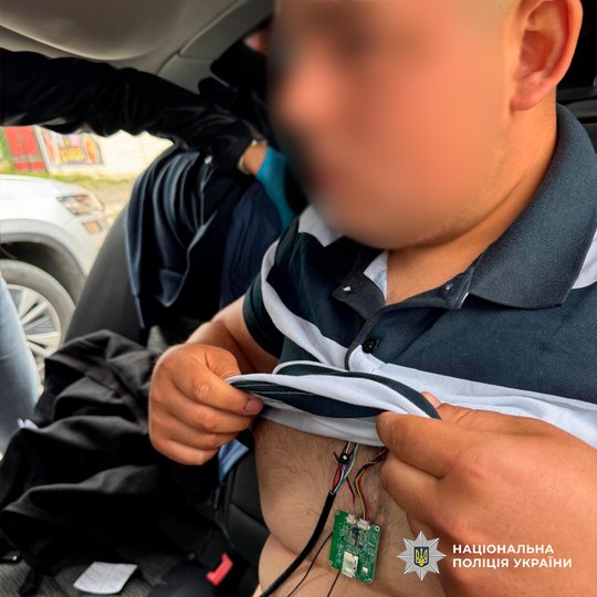 Підозрювані ховали в одязі клієнтів відеокамеру і через навушник диктували відповіді (фото поліції)