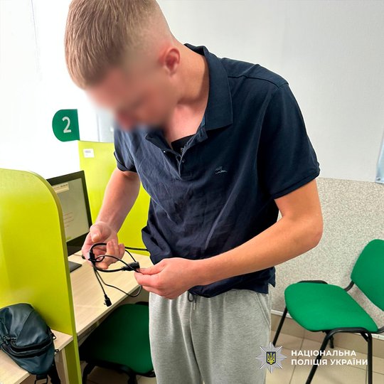 Підозрювані ховали в одязі клієнтів відеокамеру і через навушник диктували відповіді (фото поліції)